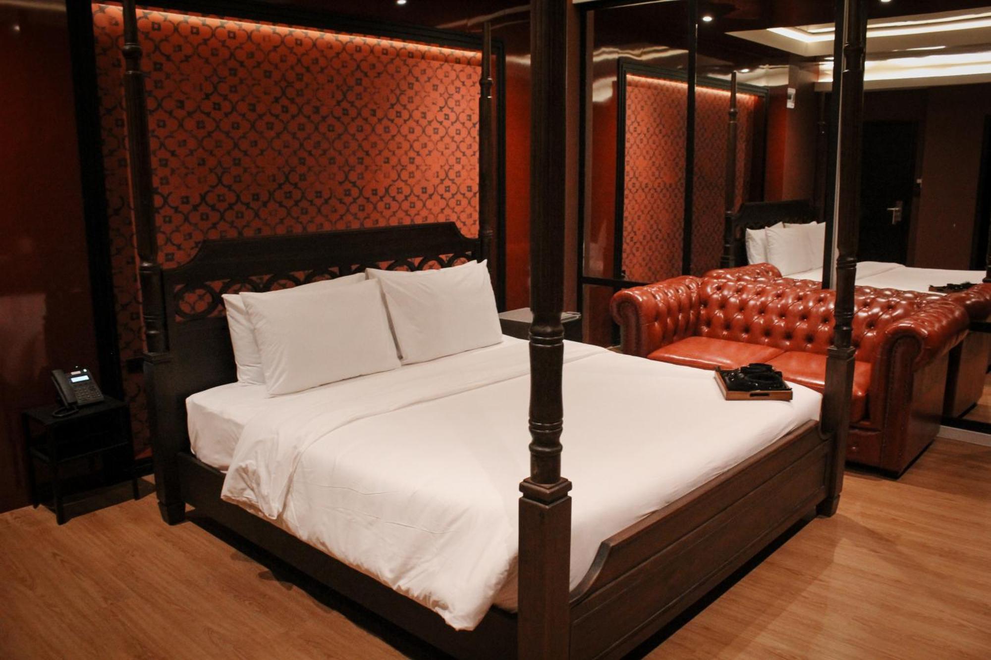G Boutique Silom Hotel Бангкок Екстер'єр фото
