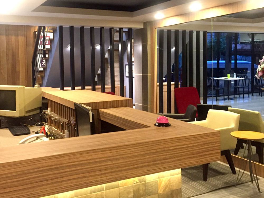 G Boutique Silom Hotel Бангкок Екстер'єр фото